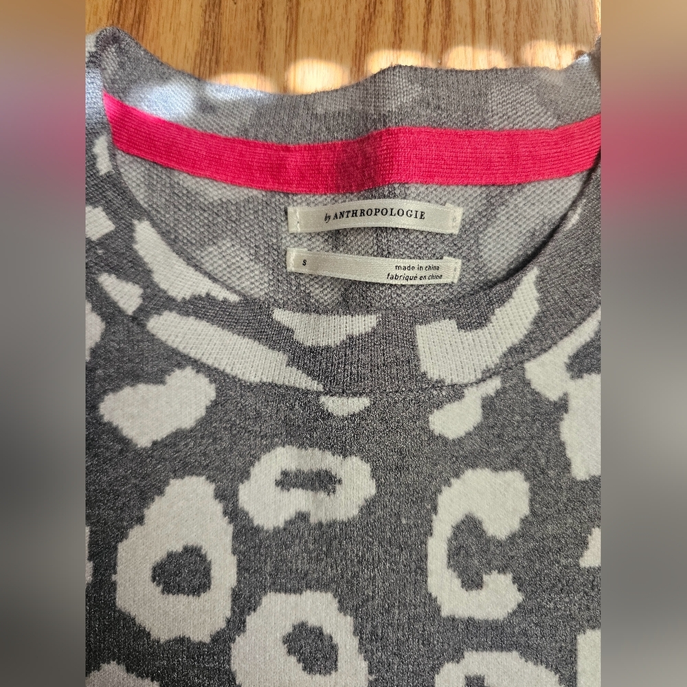 ANTROPOLOGIE Gray and White Leopard Print T-Shirt SWETER Size S‎ - Picture 2 of 8